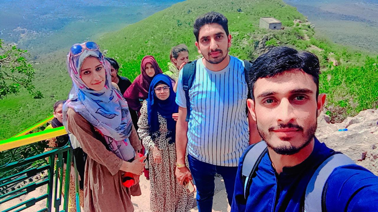 Students visit Bari Imam and Chillahgah